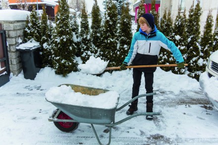 Należy systematycznie usuwać śnieg i lód ze wszystkich traktów wokół domu